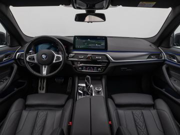 Fahrzeugabbildung BMW 520d M Sport  Kamera HUD DAB HiFi AHK DisplayKey