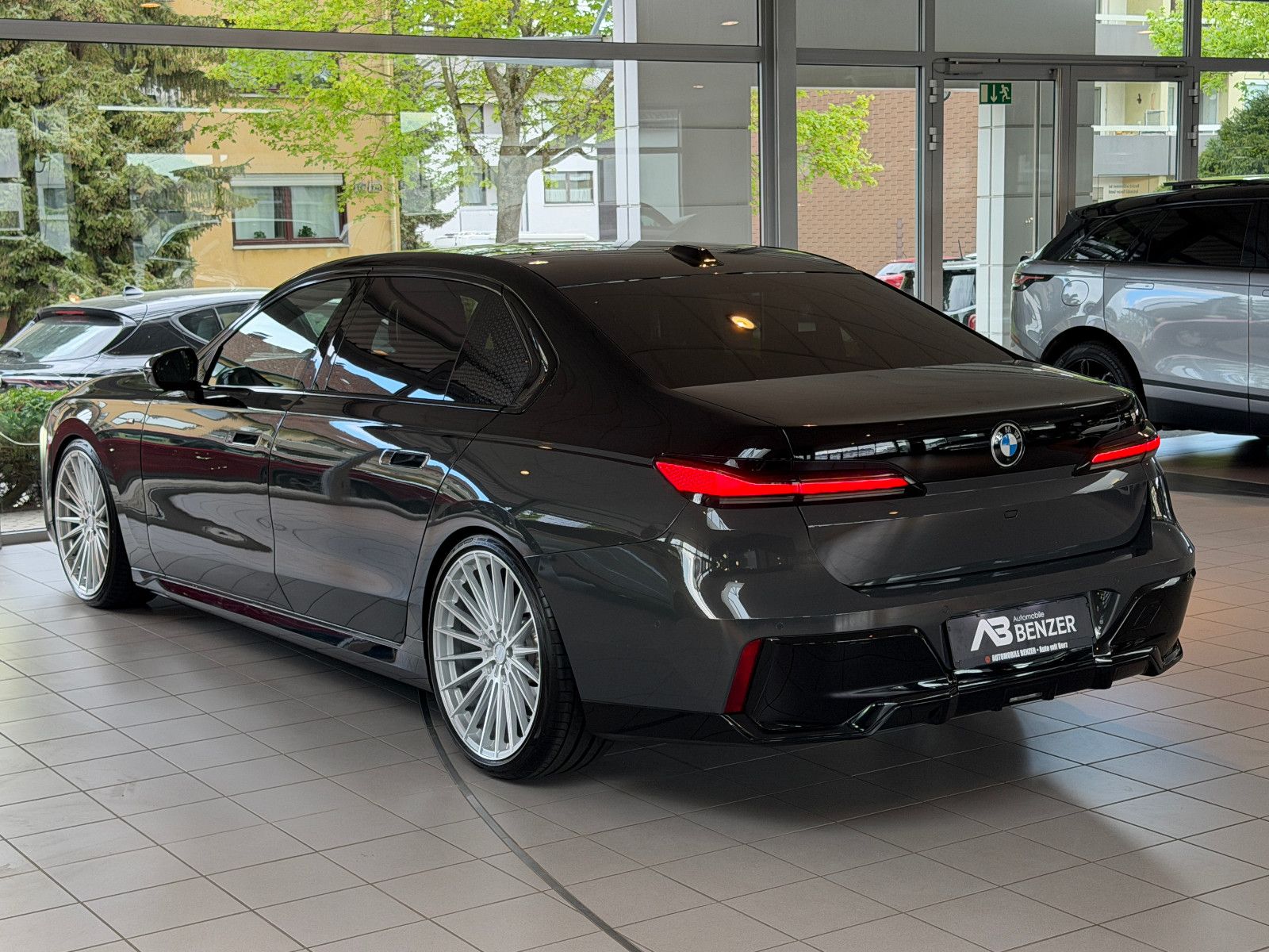 Fahrzeugabbildung BMW 740 d xDrive M Sport/CINEMA-TV/SKY LOUNGE/ICONIC