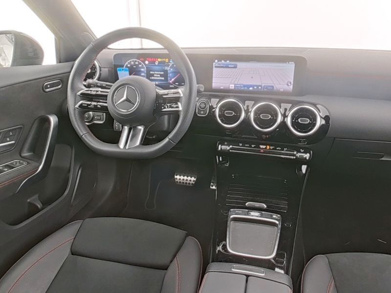 Fahrzeugabbildung Mercedes-Benz A 200 AMG+19"+NIGHT+SPIEGEL+DIGITAL+LED+SHZ+SPUR