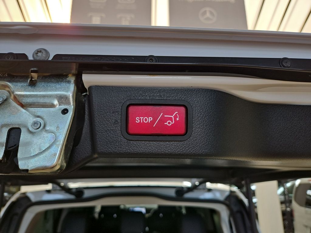 Fahrzeugabbildung Mercedes-Benz EQV 300 lang 7 Sitze Tisch LED EASY-PACK RFK