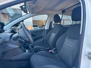 Peugeot 208 - 8