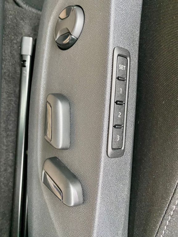 Fahrzeugabbildung SKODA Octavia Combi 2.0 TDI Style AAC NAVI LED HEAD UP