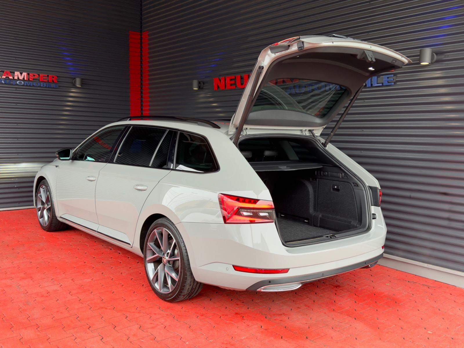 Fahrzeugabbildung SKODA Superb Combi Sportline 2.0 TSI DSG Pano ACC Memo