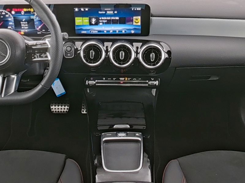 Fahrzeugabbildung Mercedes-Benz A 180 AMG Line LED+Kamera+WinterPaket+MBUX