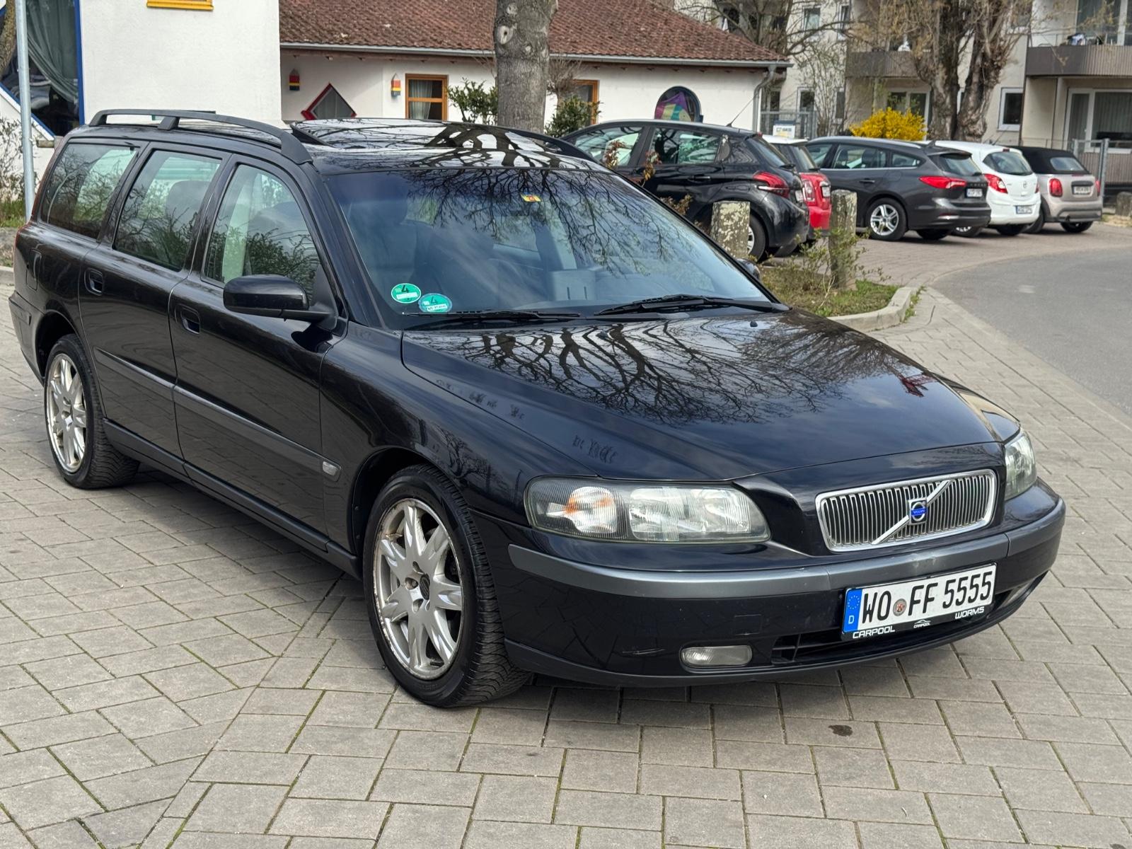 Volvo V70 2004 — rear view