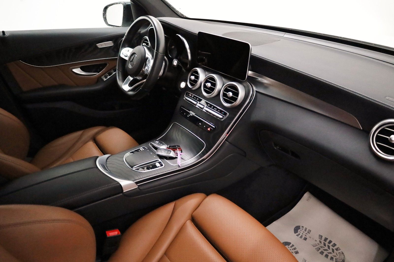 Fahrzeugabbildung Mercedes-Benz GLC 300e 4M Coupe AMG Leder,Navi,LED,Park Paket