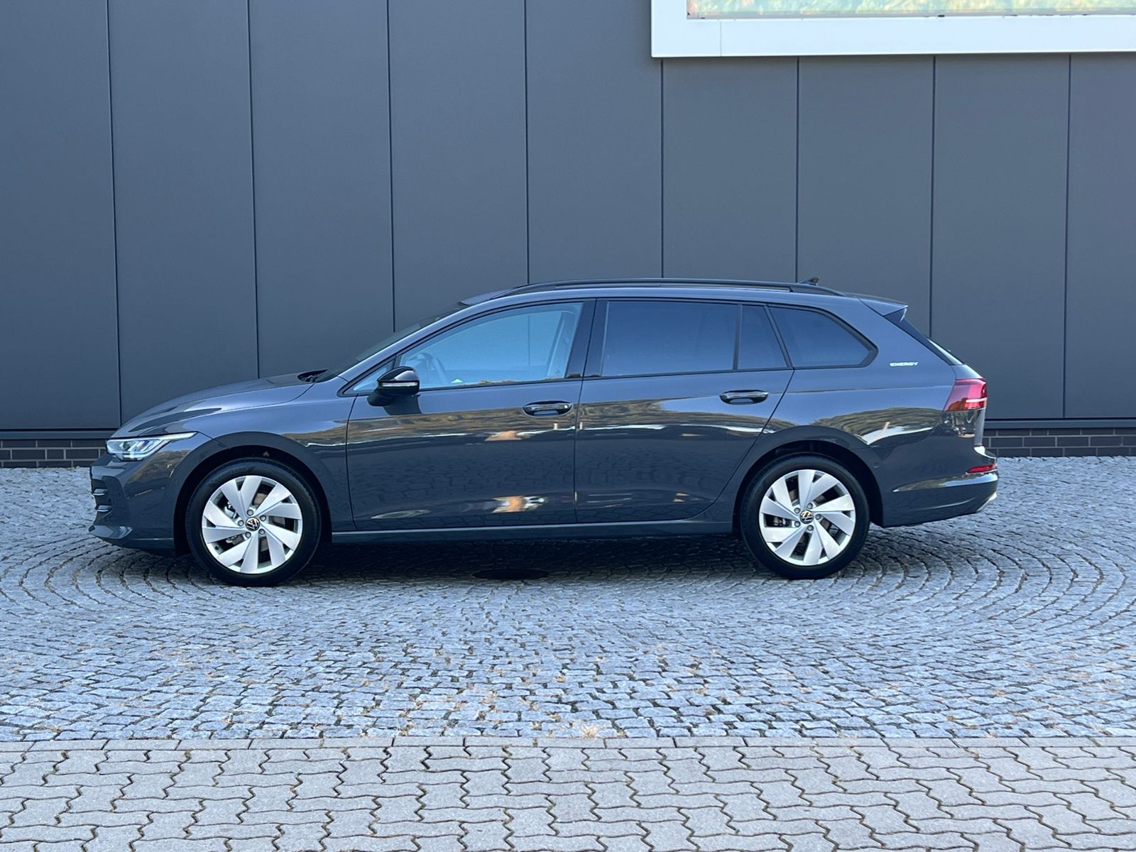 Fahrzeugabbildung Volkswagen Golf Variant  Life 1.5 eTSI DSG *AHK, Plus-Paket