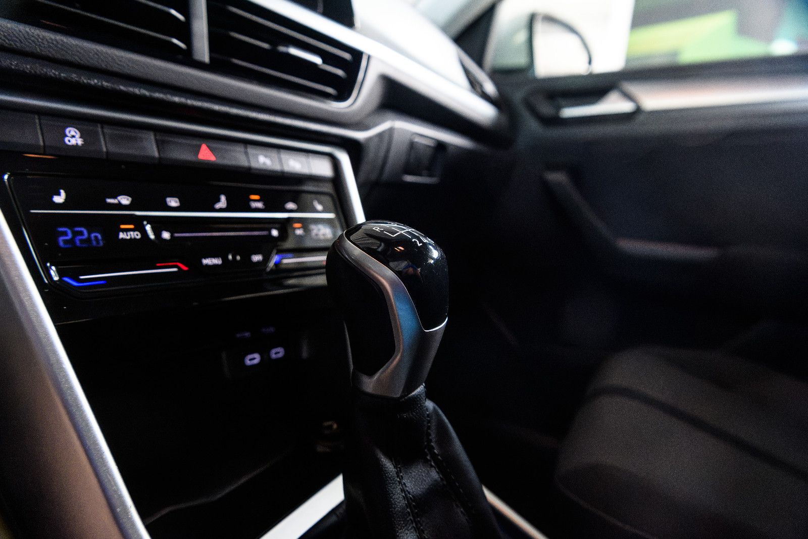Fahrzeugabbildung Volkswagen T-Roc Life +LED+AW+Cockpit PRO+Park Assist+Ascot