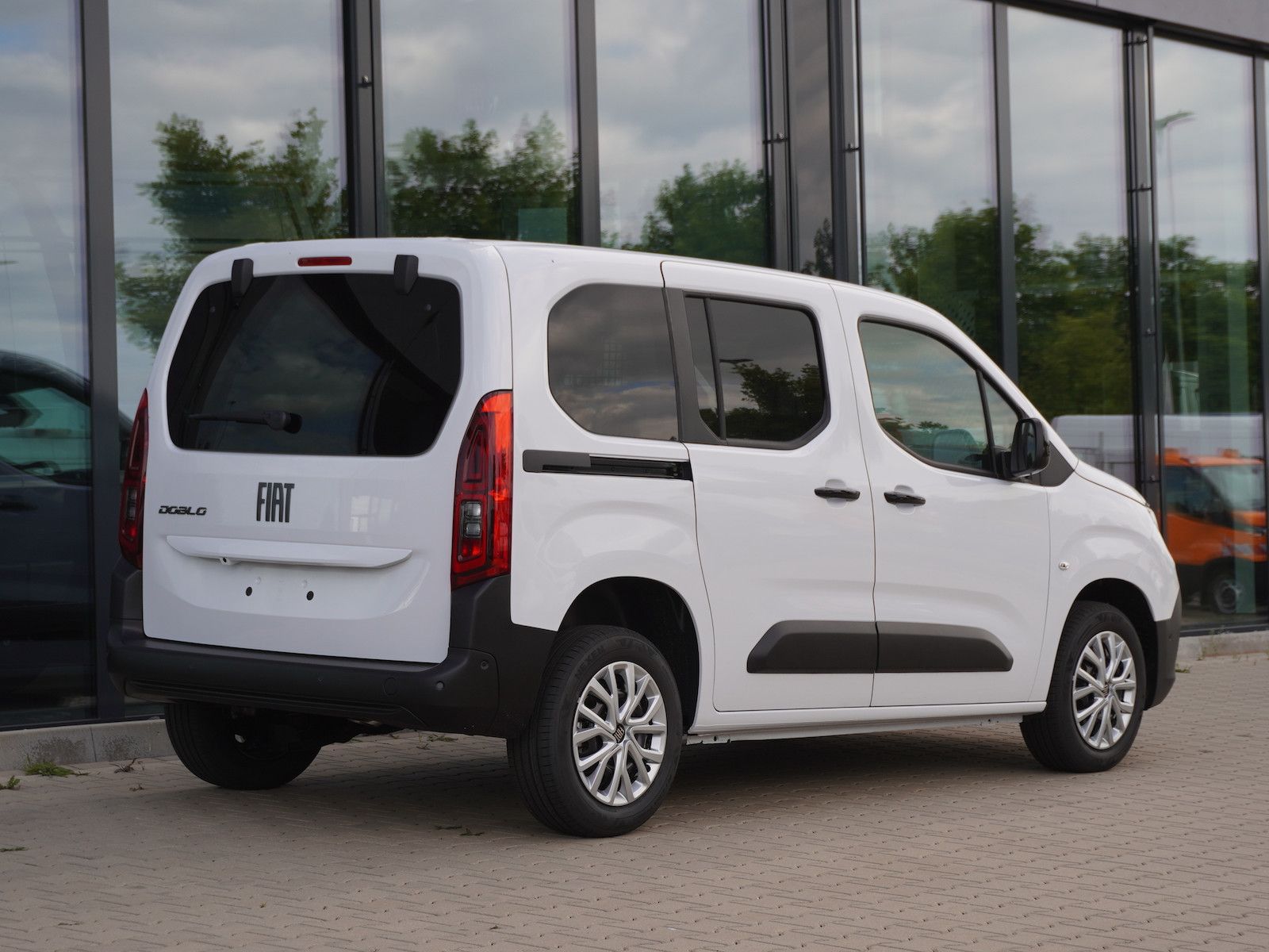 Fiat Doblo Kombi 1.5 130 AT / Navi + Keyless Go imagem 2