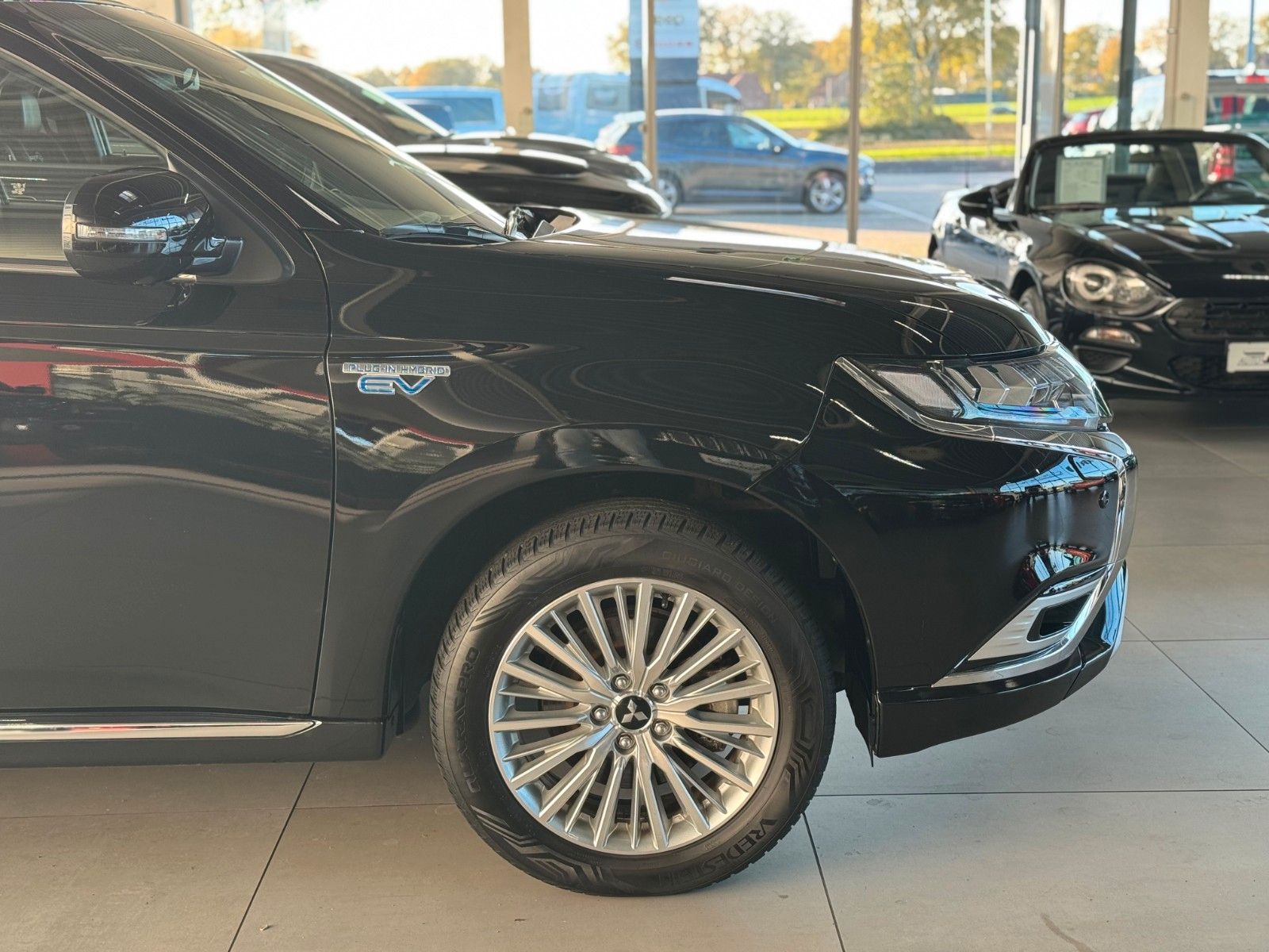 Fahrzeugabbildung Mitsubishi PHEV Outlander 4WD TOP AHK 1.HAND GJR