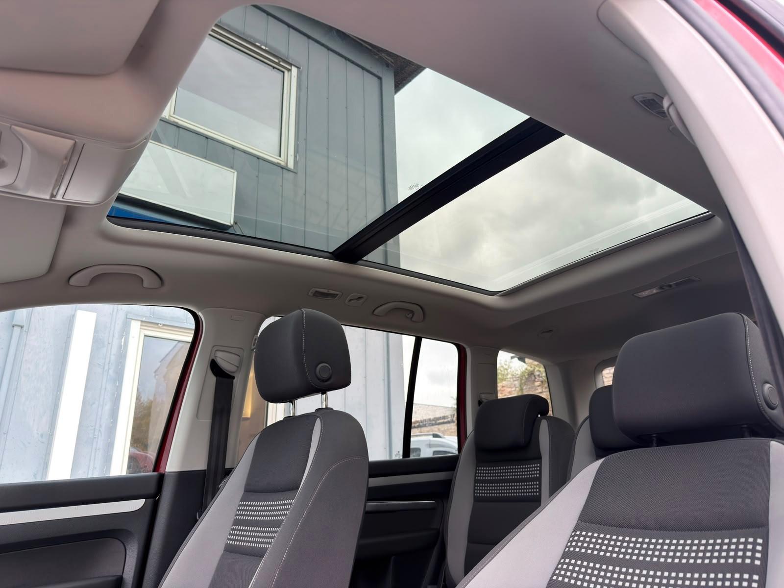 Volkswagen Touran 2.0 TDI DSG Life*140 PS*1.Hand*Temp*Navi