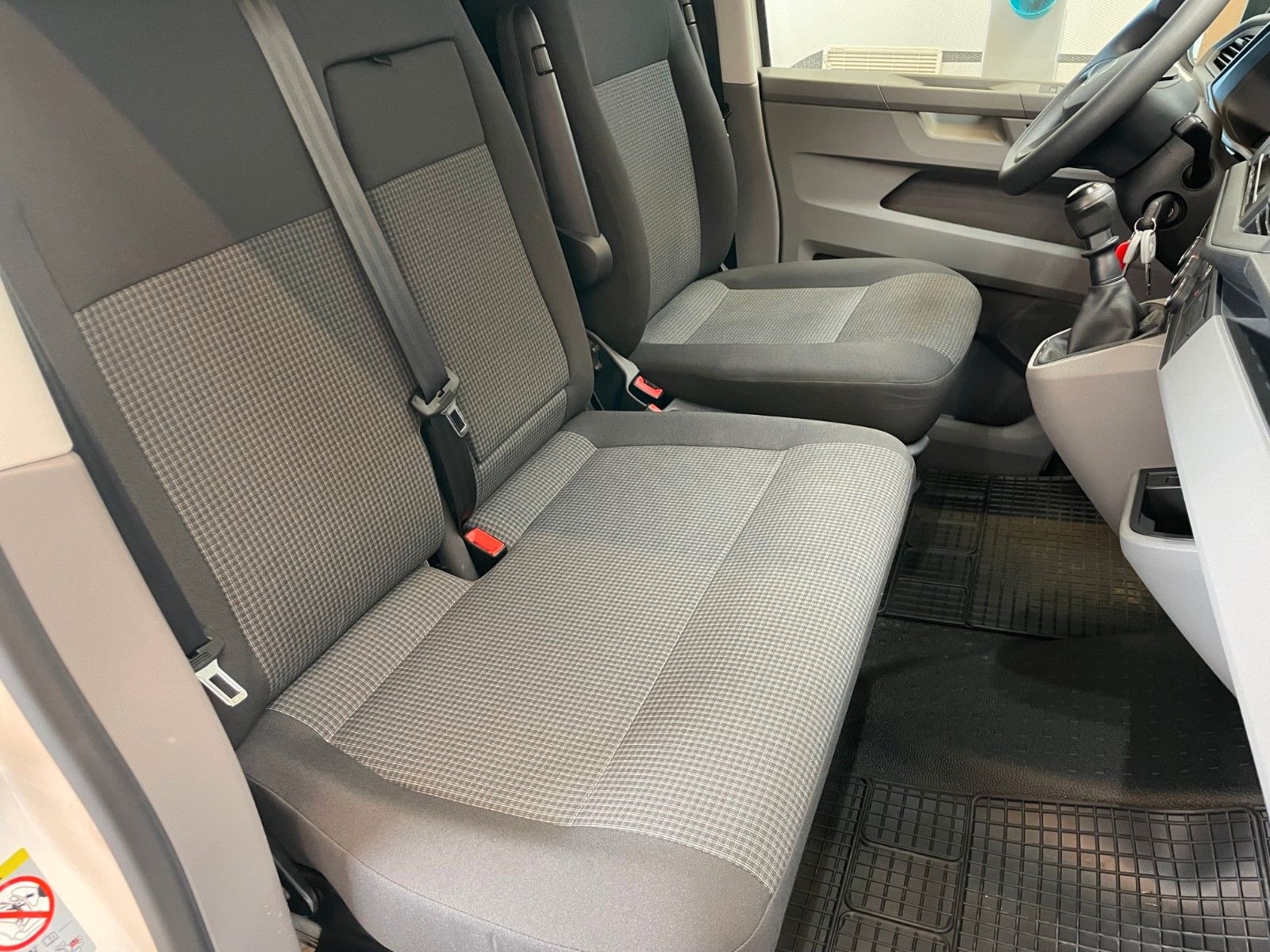 Fahrzeugabbildung Volkswagen T6.1  Transporter 2.0 TDI  / Klima / Flügeltürer