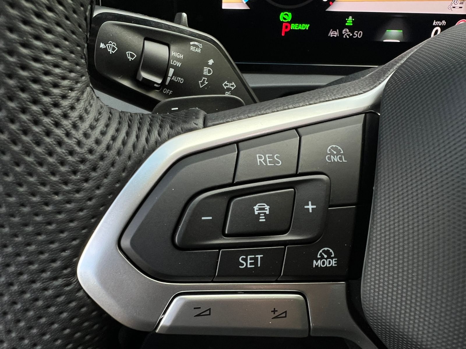 Fahrzeugabbildung Volkswagen Tiguan R-Line 1.5 eTSI DSG *AHK, IQ.Light, Stand