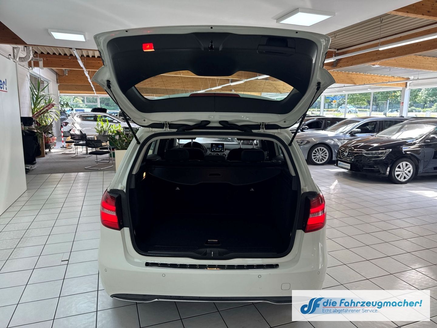 Fahrzeugabbildung Mercedes-Benz B 180 AHK-klappbar Navi LED SHZ Parklenkass. Rüc