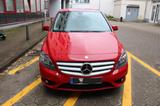 Mercedes-Benz 200 - rote Mercedes-Benz 200