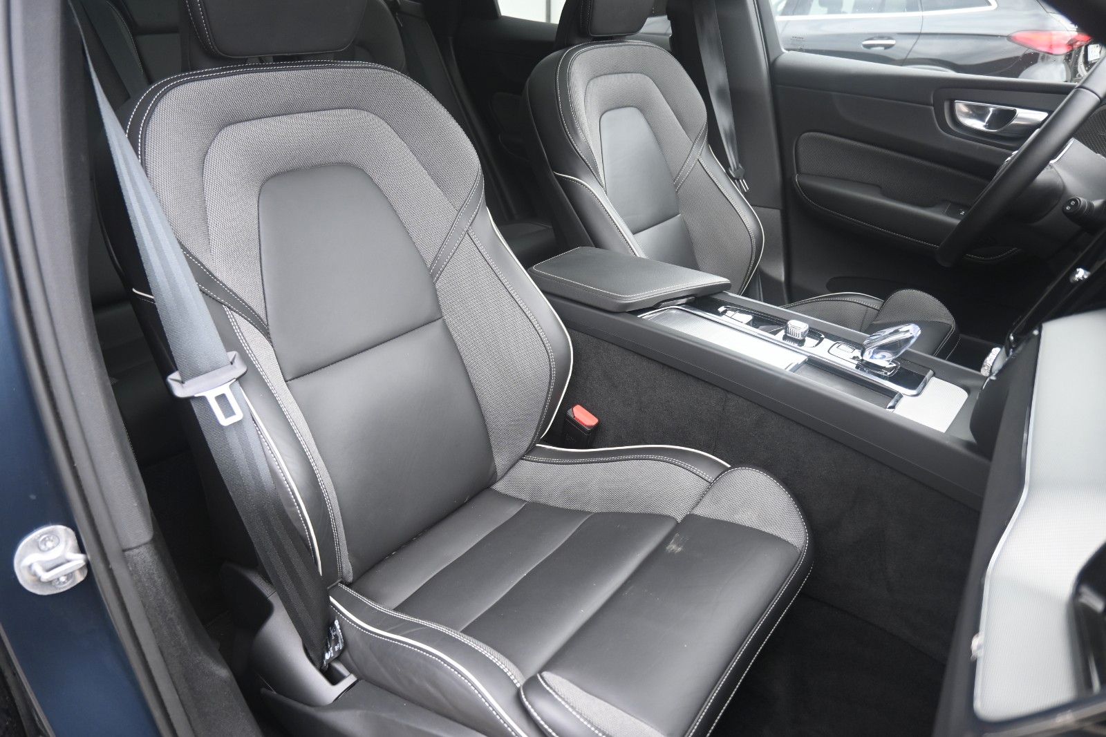 Fahrzeugabbildung Volvo XC60 B5 AWD Ultra Dark*PANO*LUFT*360°*ACC*AHK