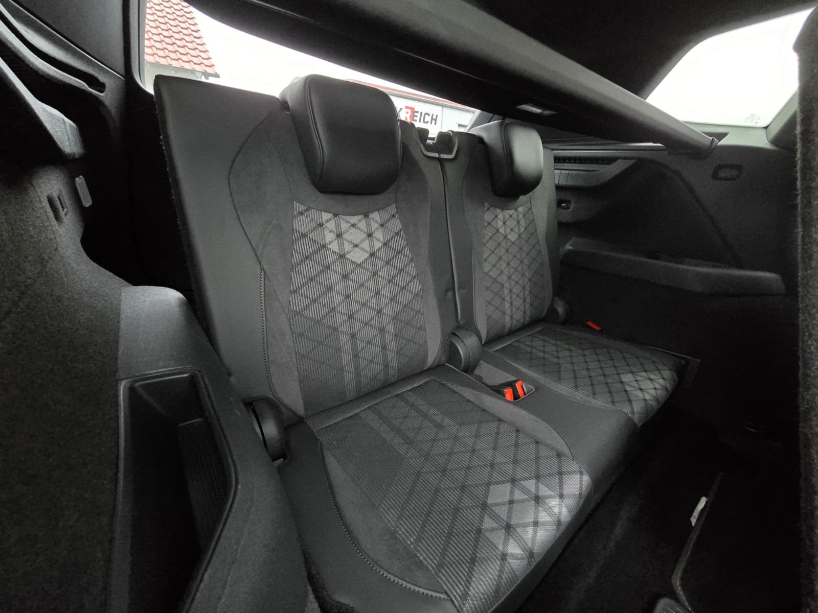 Fahrzeugabbildung Volkswagen Tayron 2.0 TDI 4M R-Line BLACK*7Si*MATRIX*PANO