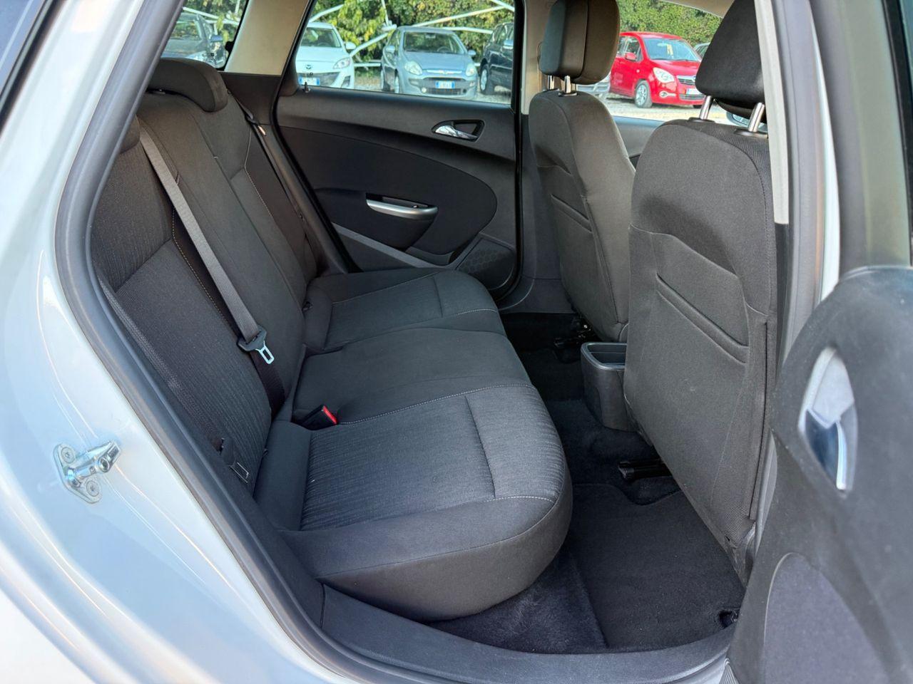 Opel Astra 2011 — photo 15