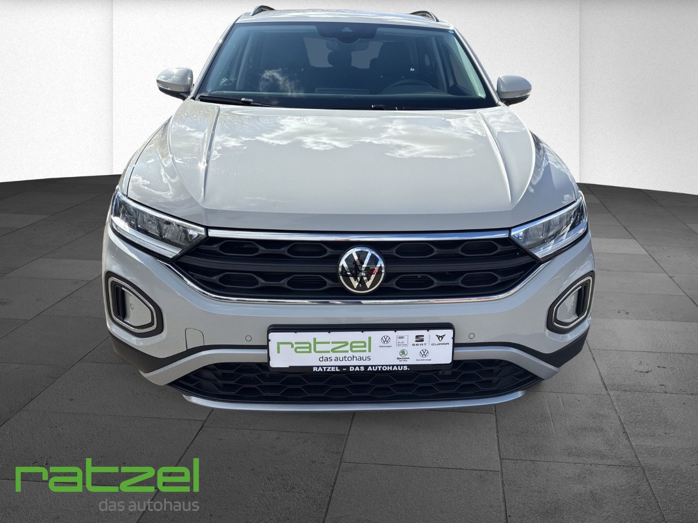 Fahrzeugabbildung Volkswagen T-Roc 1.5 TSI Life Digitales Cockpit LED DAB SHZ