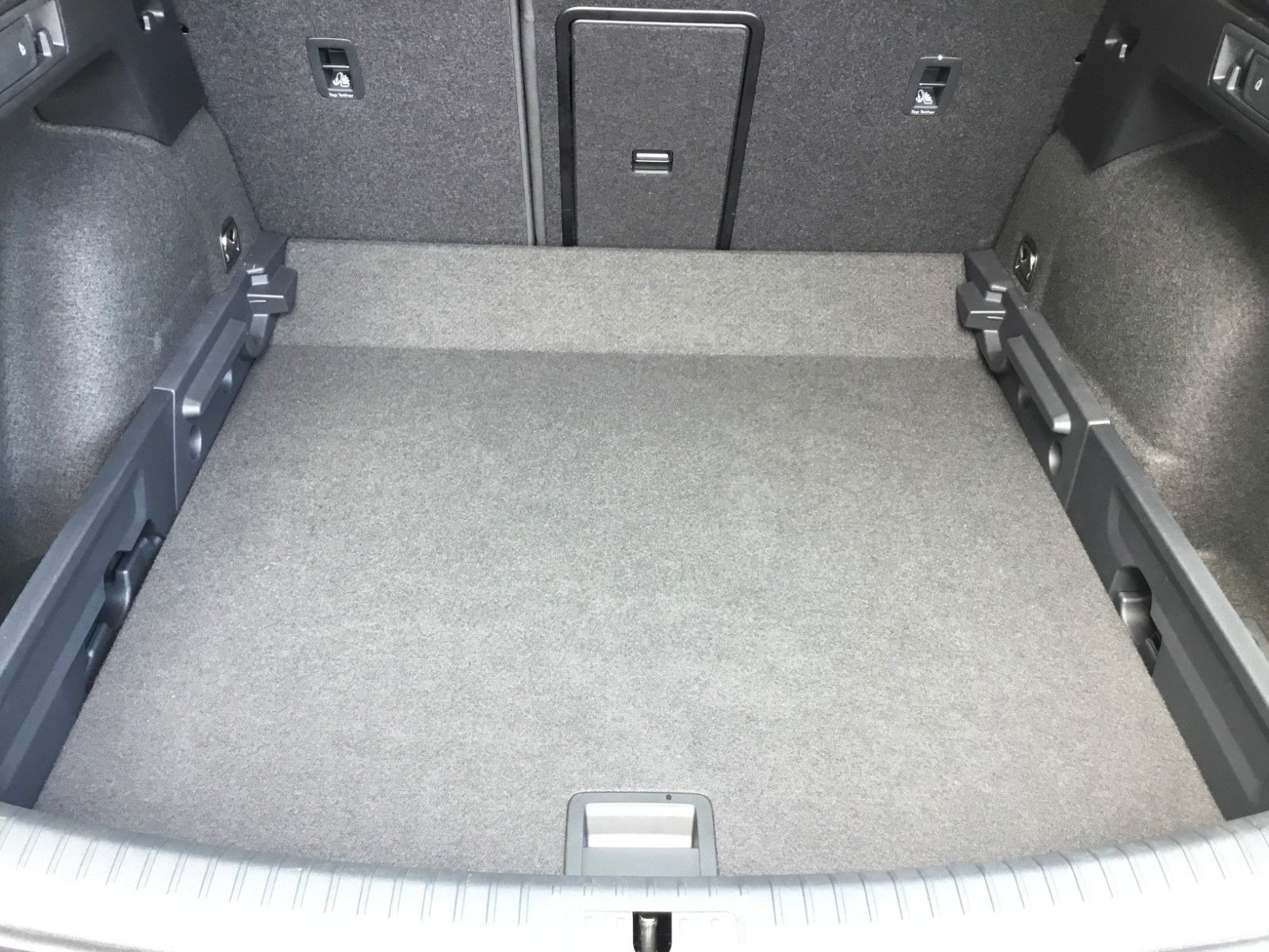 Fahrzeugabbildung SEAT Leon 1.5 eTSI Style DSG Sportstourer+LED+ACC+AHK
