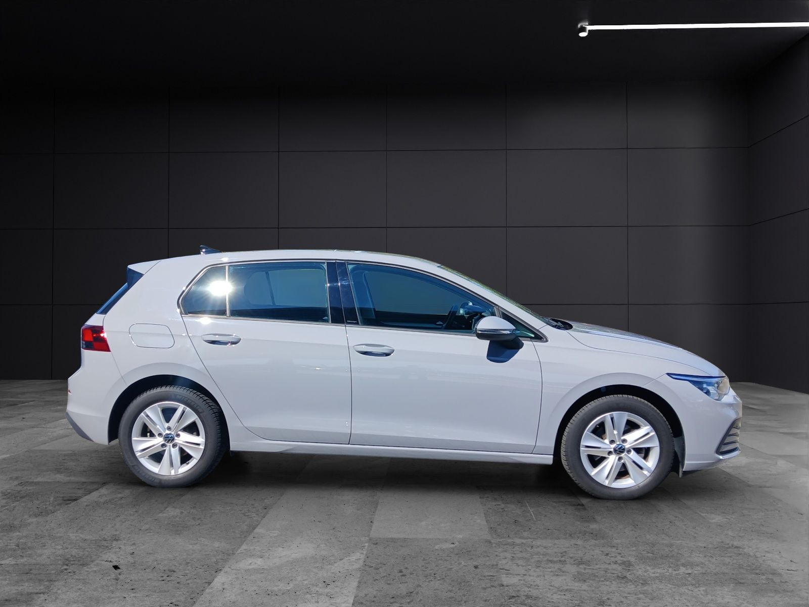 Fahrzeugabbildung Volkswagen Golf VIII eTSI Life DSG LED Navi AID ACC PDC SH