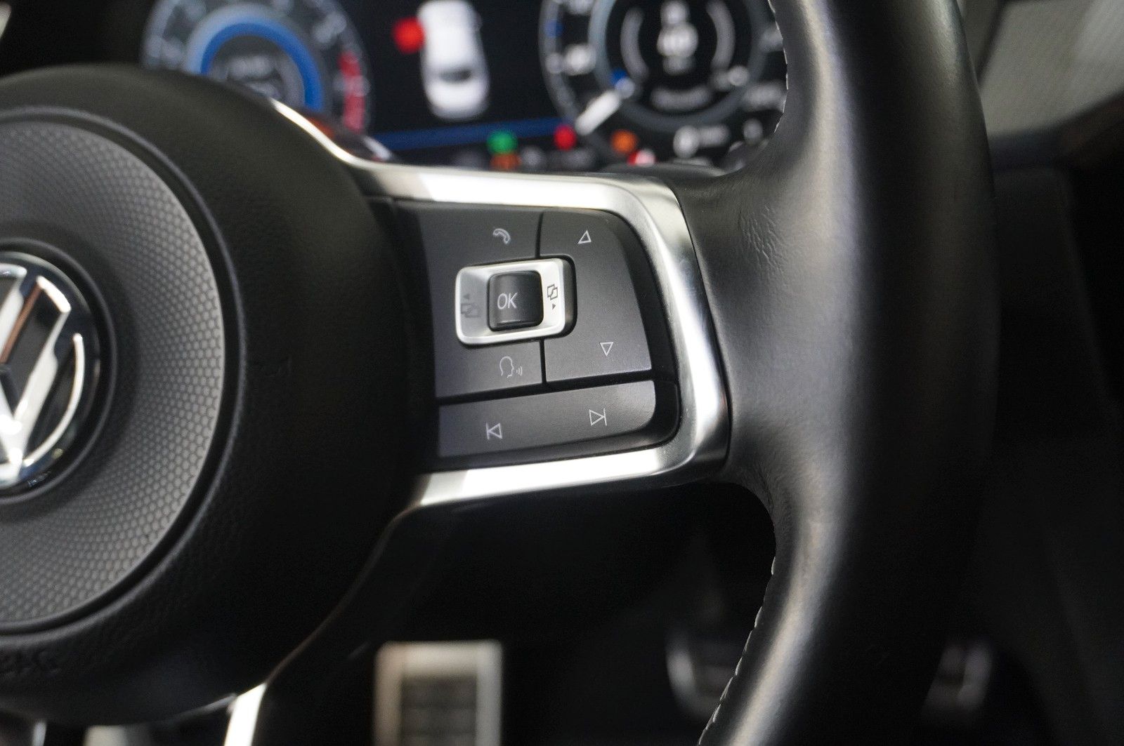 Fahrzeugabbildung Volkswagen Arteon 2.0 TSI R-LINE DSG NAVI/LED/KAMERA/VIRT.