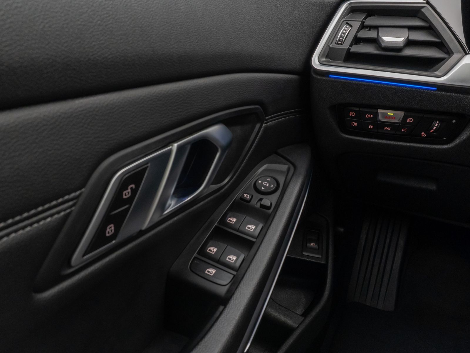 Fahrzeugabbildung BMW 320d  Luxury Line Panorama Kamera DAB AHK Alarm