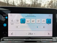 Fahrzeugabbildung Volkswagen Golf VIII Variant Life Navi Sitzh LED ACC AHK