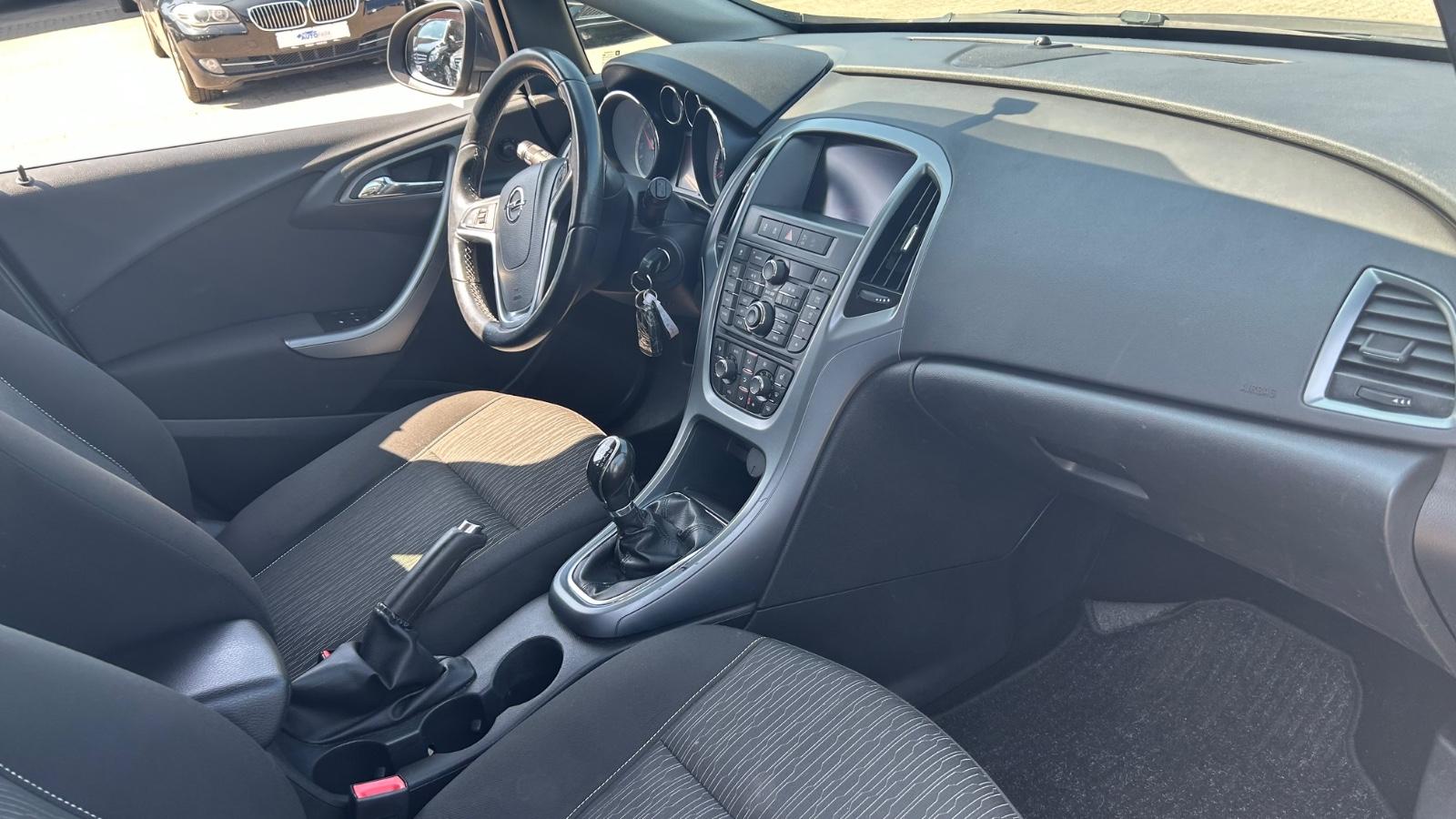 Opel Astra 2012 — photo 9