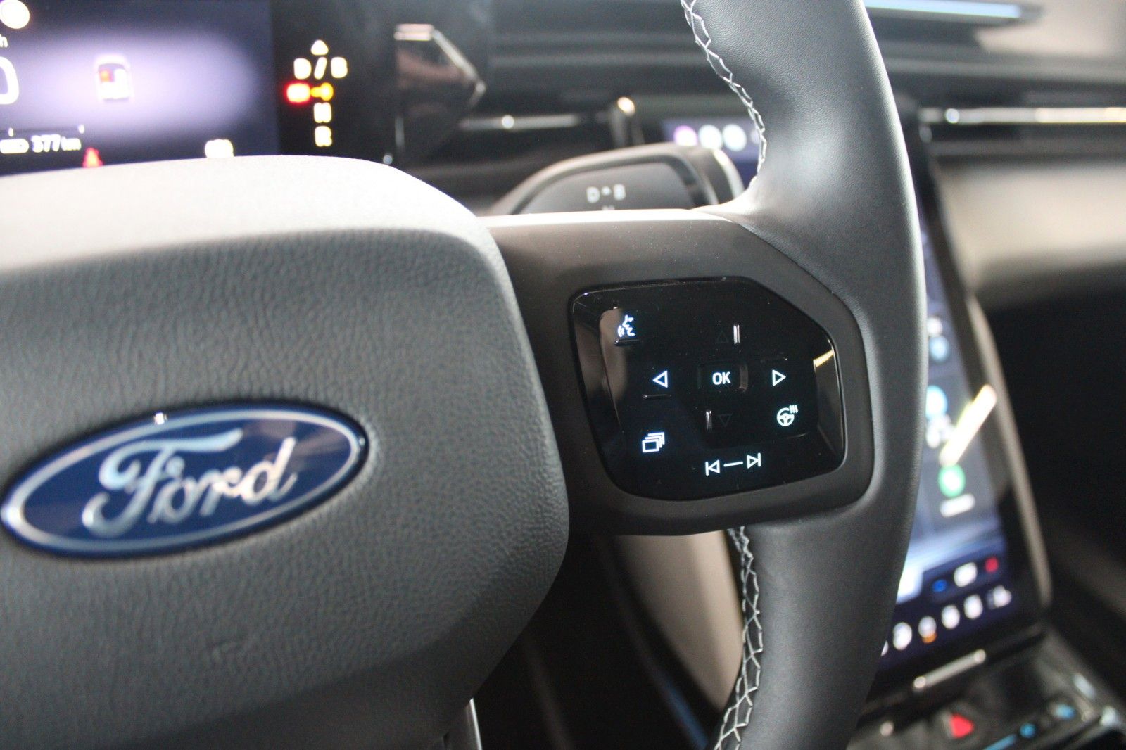 Fahrzeugabbildung Ford Explorer BEV Extended Range  RWD Premium mit AHK