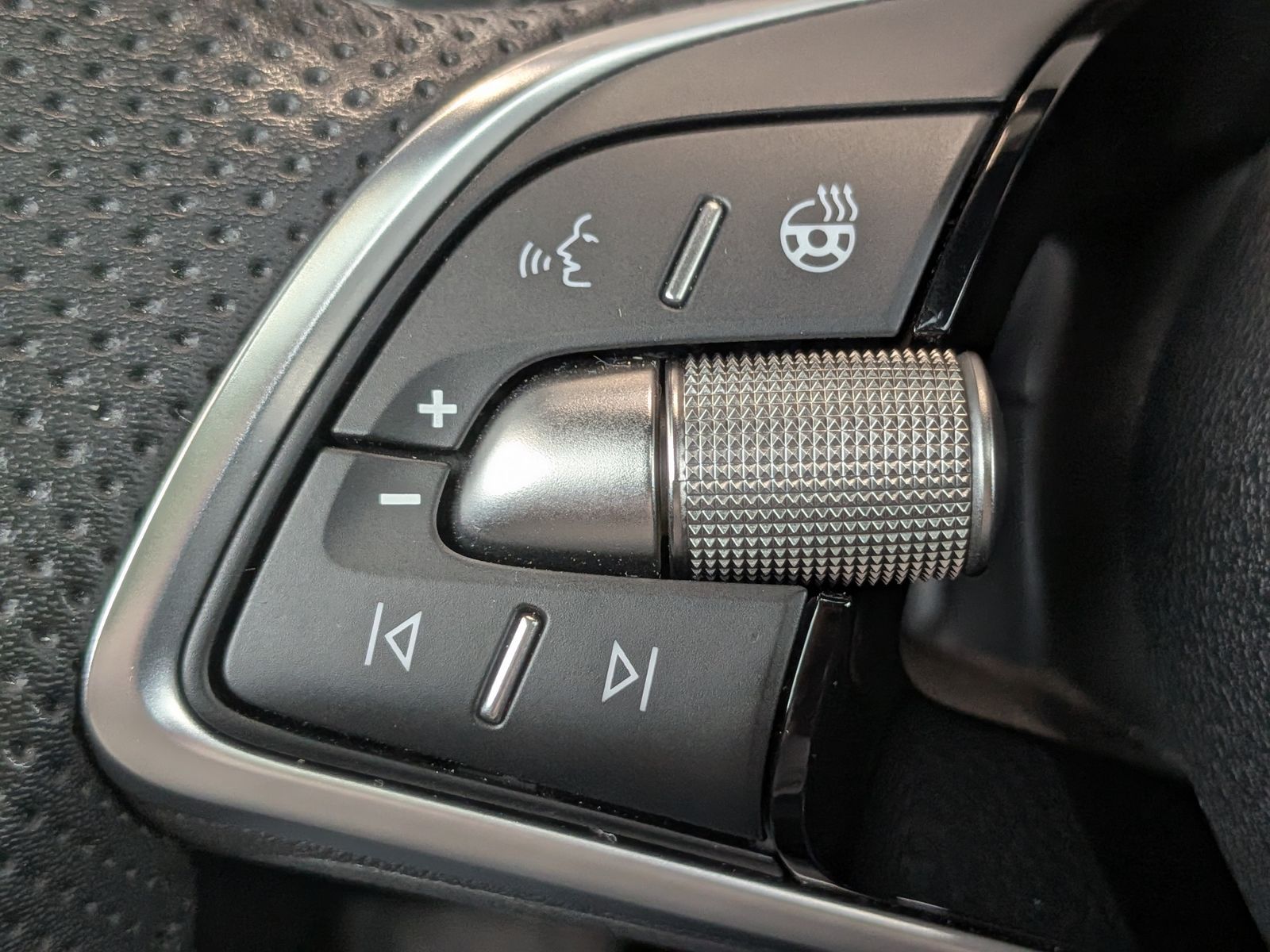 Fahrzeugabbildung SKODA Kamiq 1.5 TSI DSG Monte Carlo Pano Matrix 5J.GAR