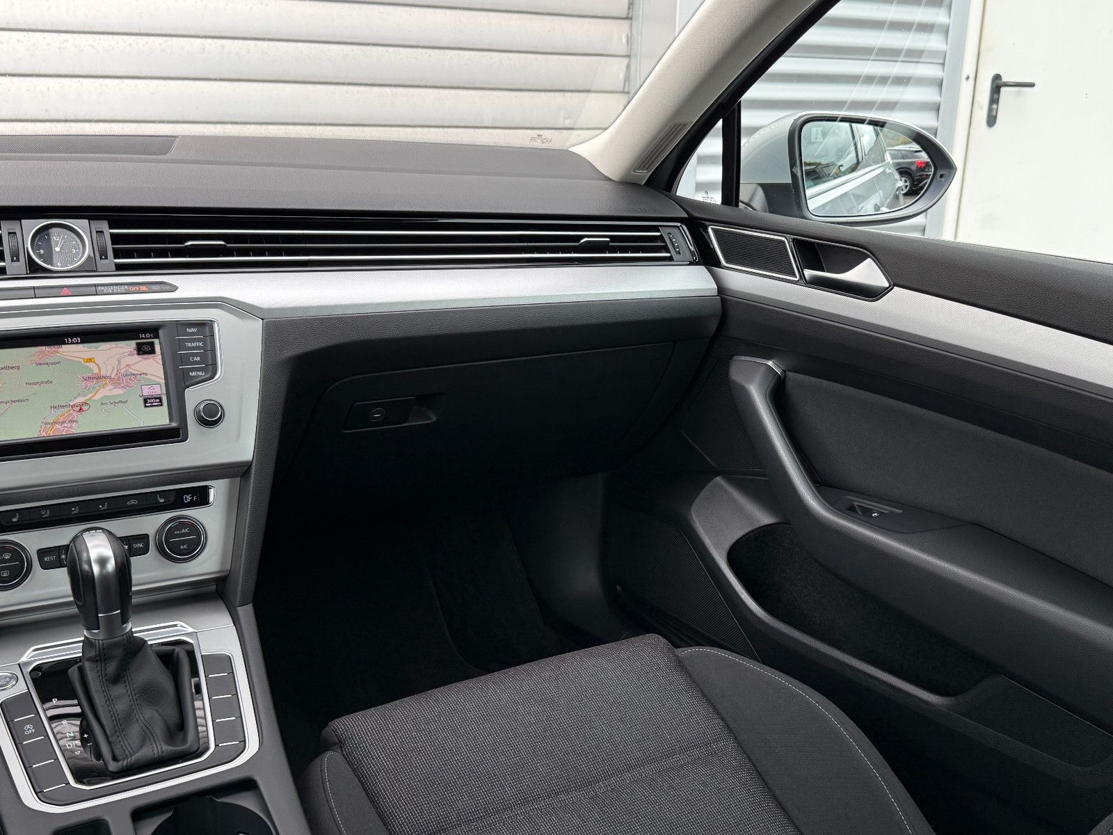 Fahrzeugabbildung Volkswagen Passat Comfortline DSG ACC Navi PDC SHZ Massage