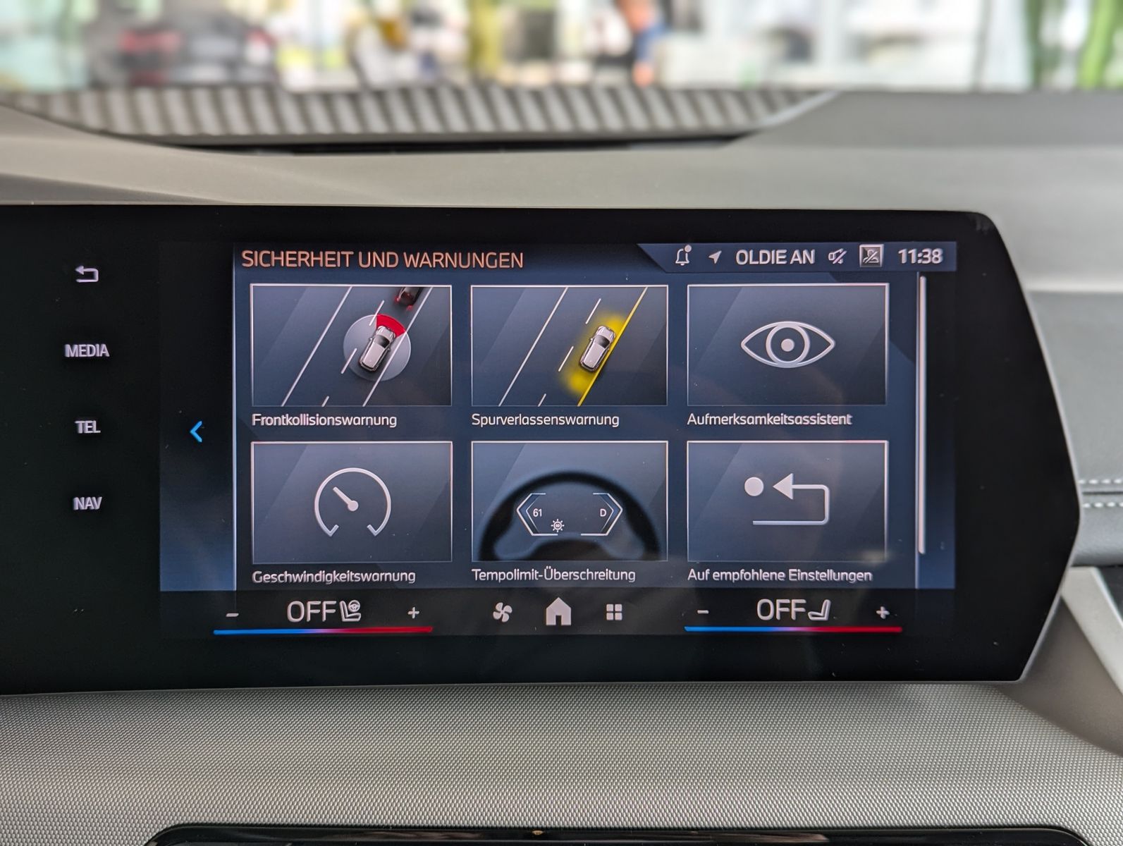 BMW 220 Active Tourer Aut AHK Pano Cam Premium-Paket - Image 27