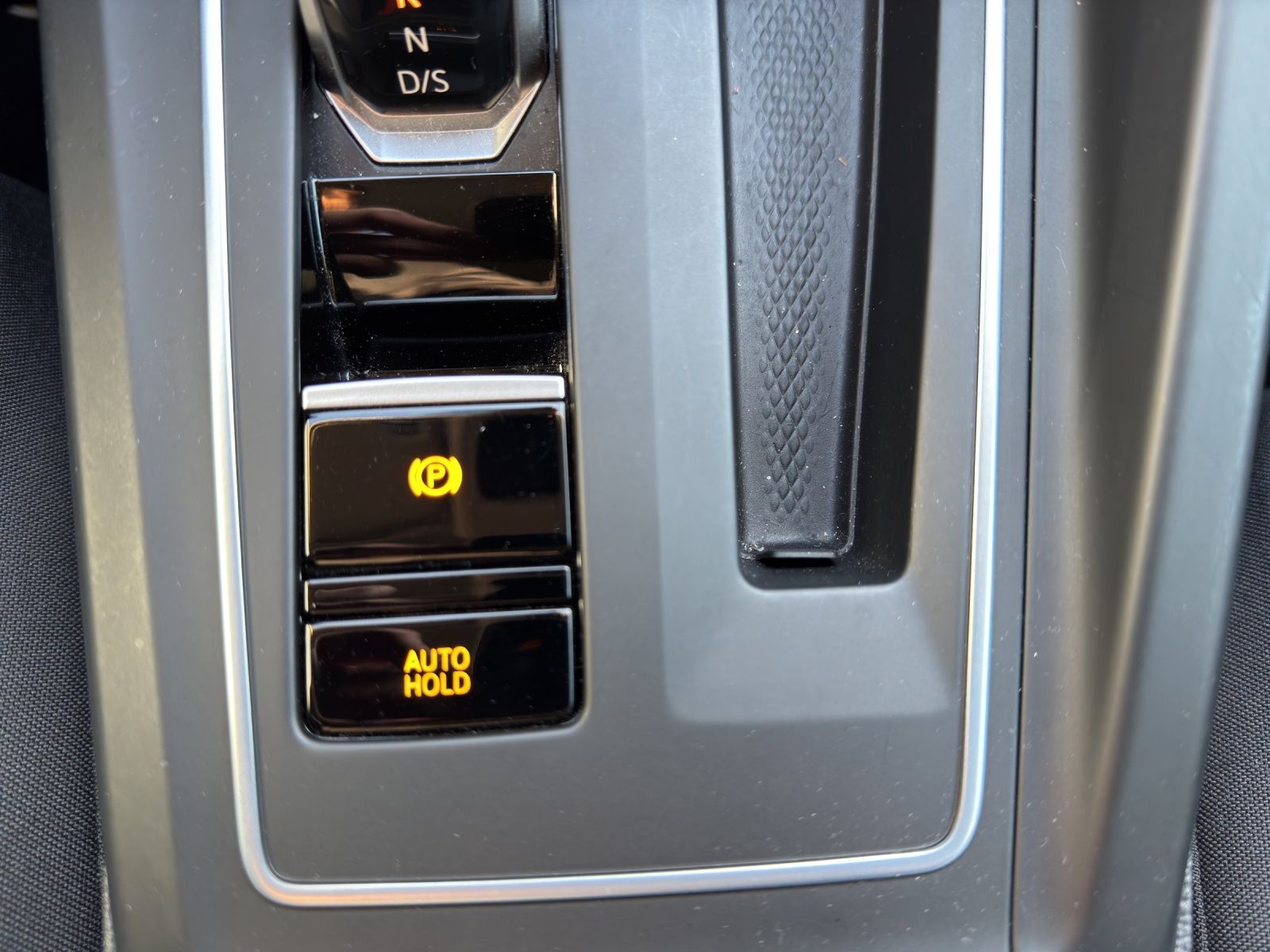 Fahrzeugabbildung Volkswagen Golf VIII Variant eTSI Active DSG LED ACC SH Nav