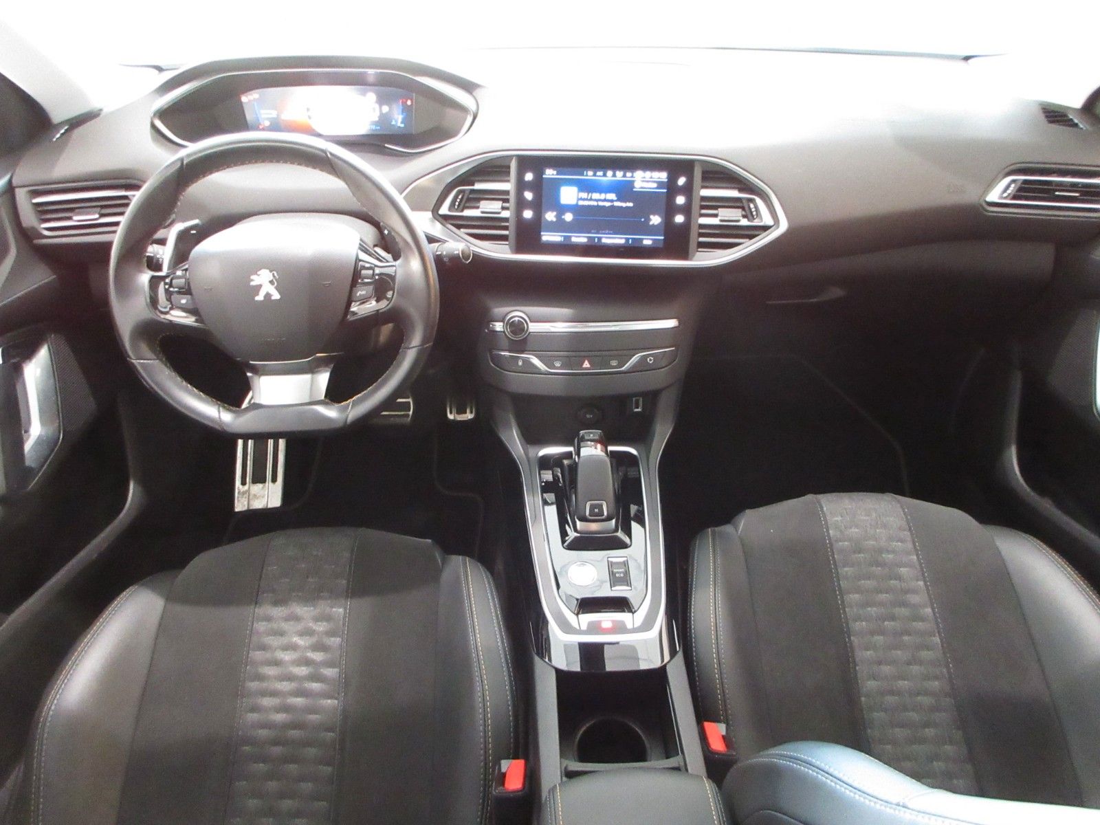 Fahrzeugabbildung Peugeot 308 Allure 1.2T LED/NAVI/R´CAM/PDC/VIRTUAL