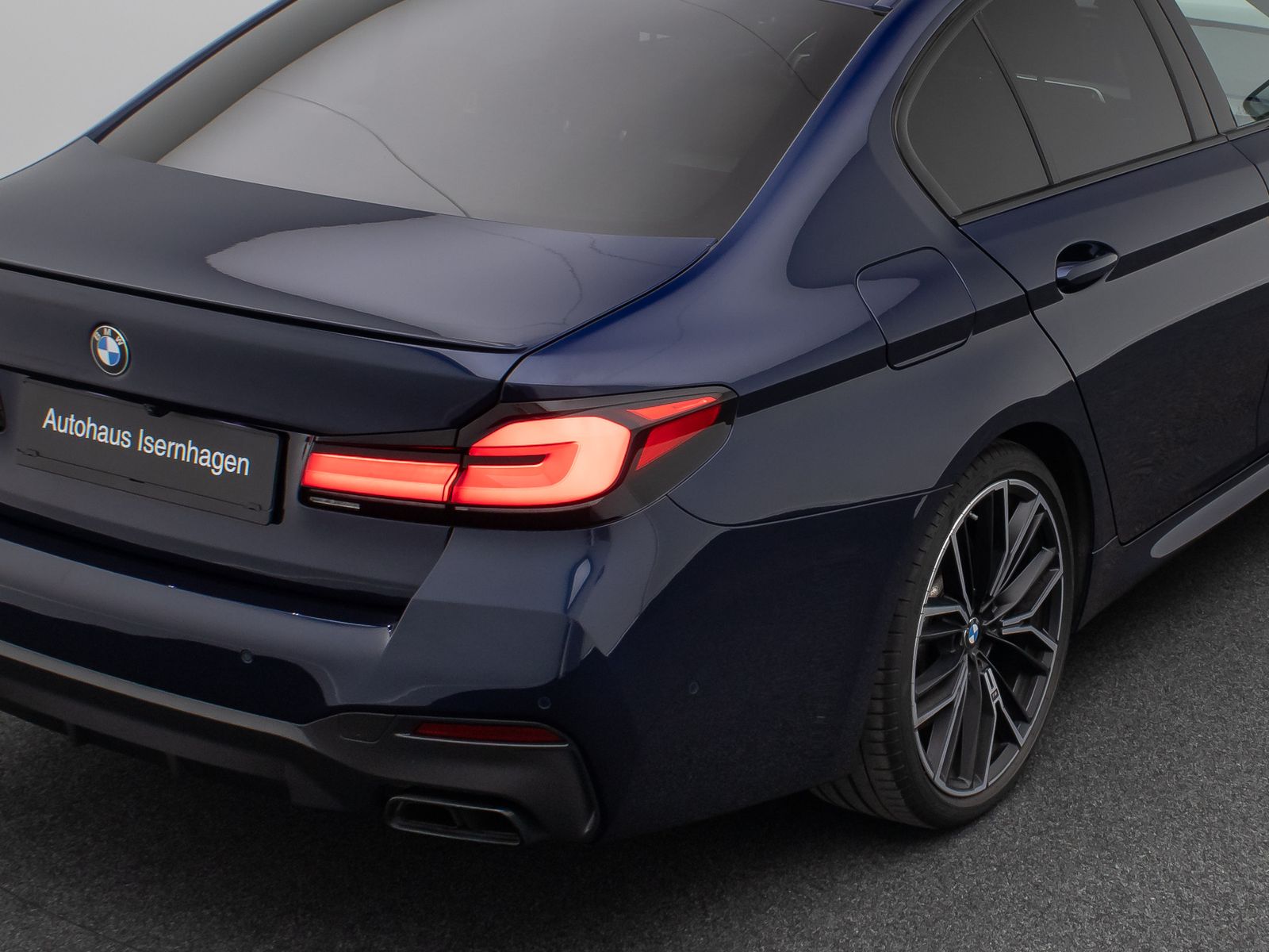 Fahrzeugabbildung BMW M550i xD B&W Laser 360°HUD DAB Komfort 20Zoll