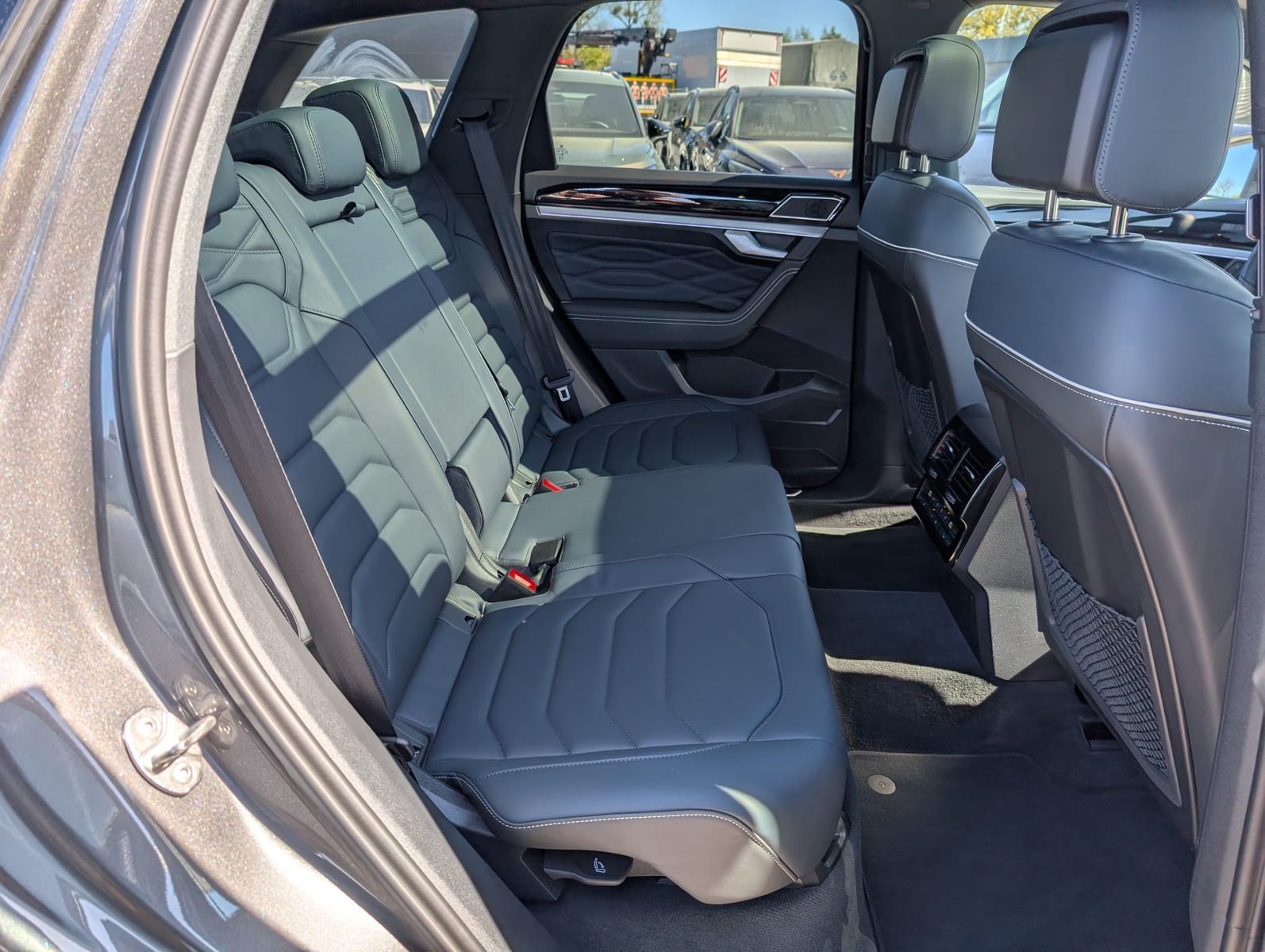 Fahrzeugabbildung Volkswagen Touareg 3.0TDI 4M R-Line VOLL Black 22" UPE 114T