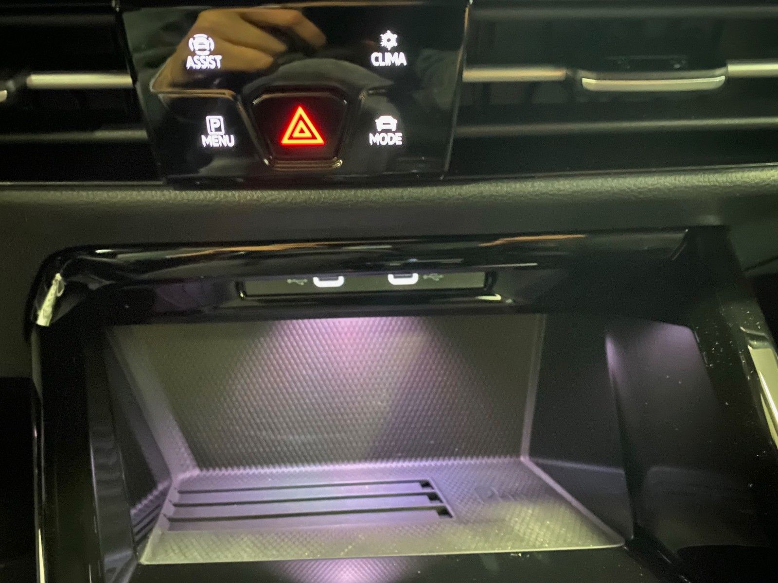 Fahrzeugabbildung Volkswagen Golf 1.5 eTSI DSG R-Line+GARANTIE 2029+ACC+KAMER