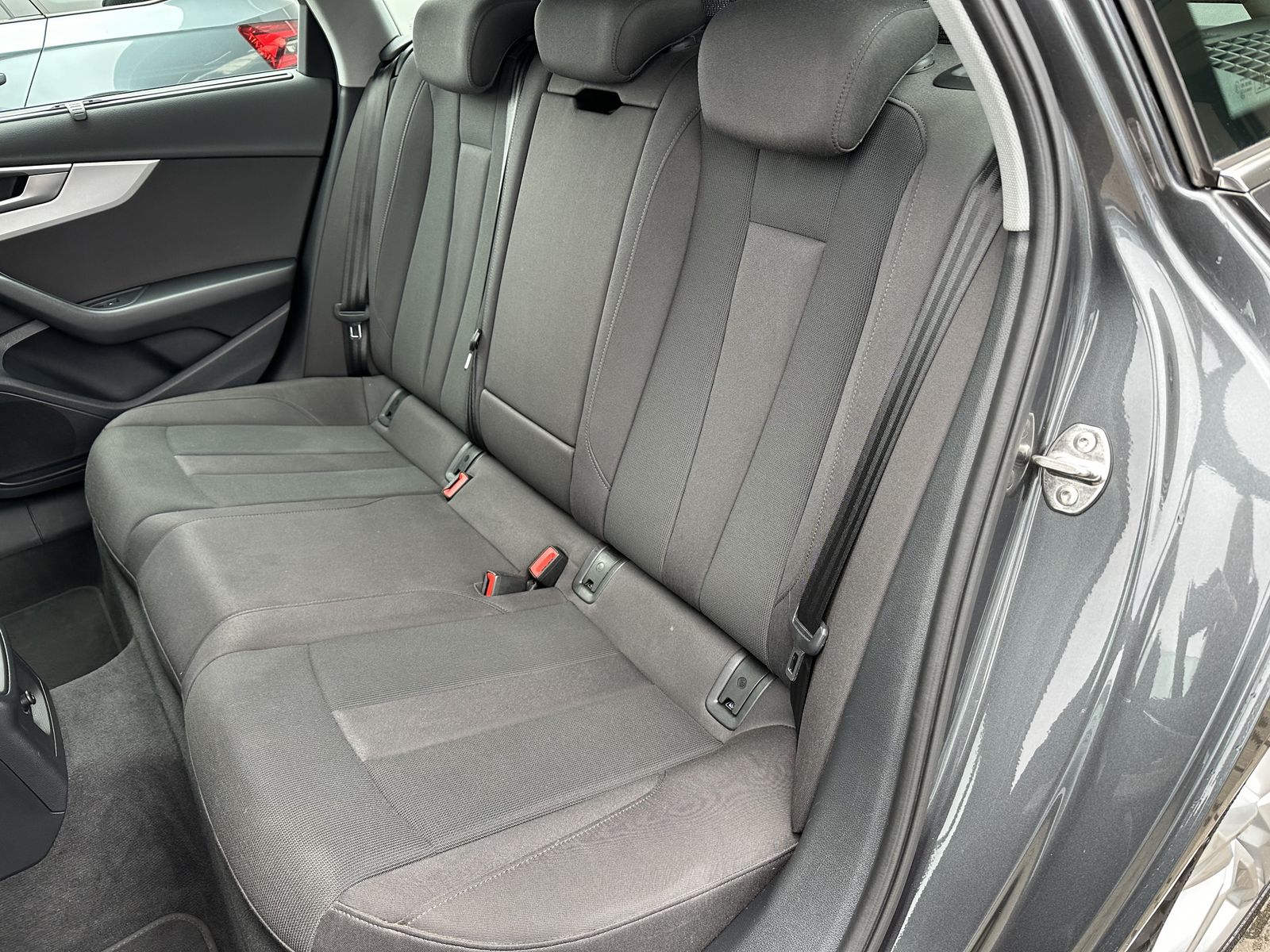 Fahrzeugabbildung Audi A4 Avant 40 TDI Quattro S-Line NAV+LED+AHK+SHZ