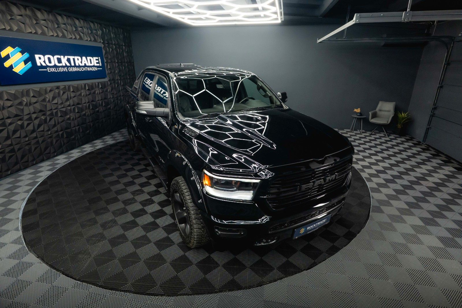 Fahrzeugabbildung Dodge RAM 5.7 V8 HEMI 4x4 Offroad Night-Paket LED 19%