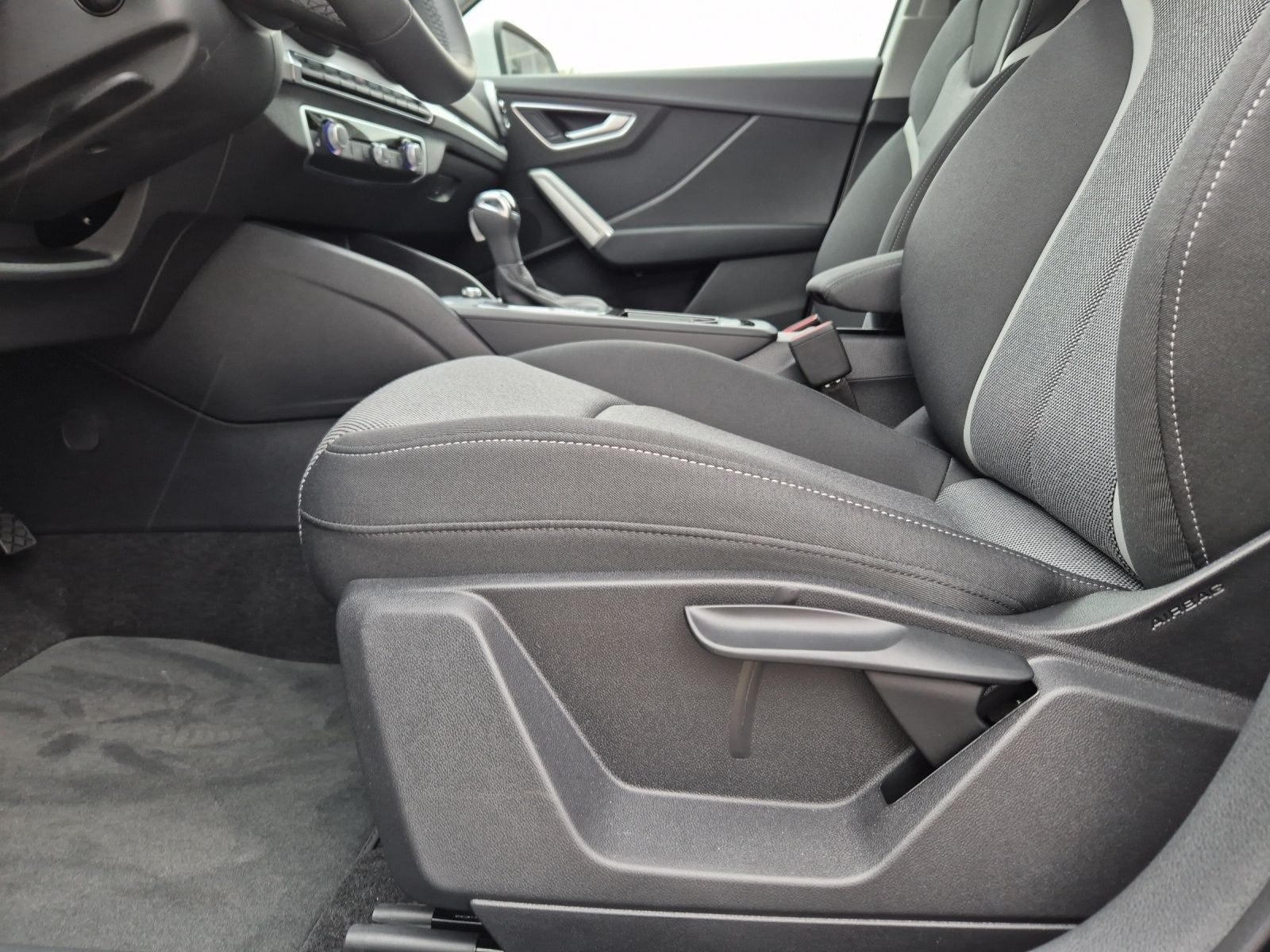 Fahrzeugabbildung Audi Q2 35 TFSI advanced S-tronic LED AVC GRA PDC SH