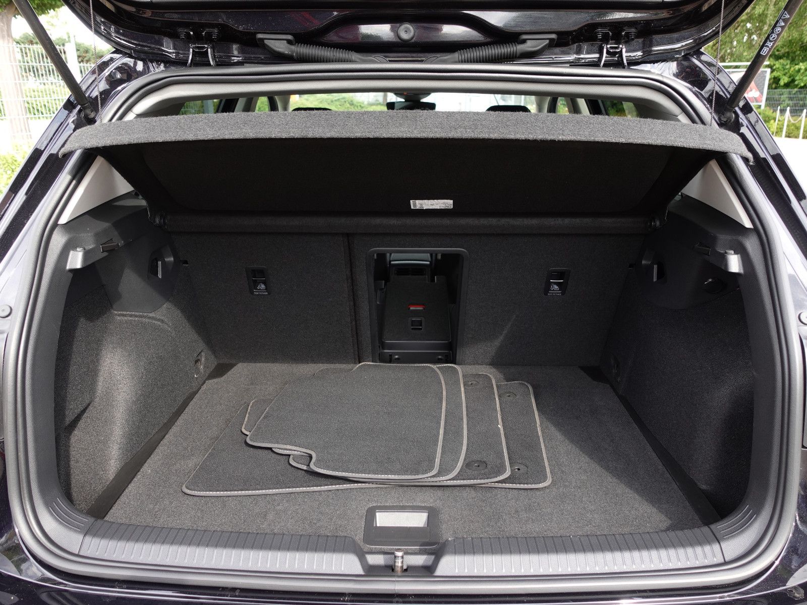 Fahrzeugabbildung Volkswagen Golf 2.0 TSI DSG 4MOTION Style IQ.Light Assist.