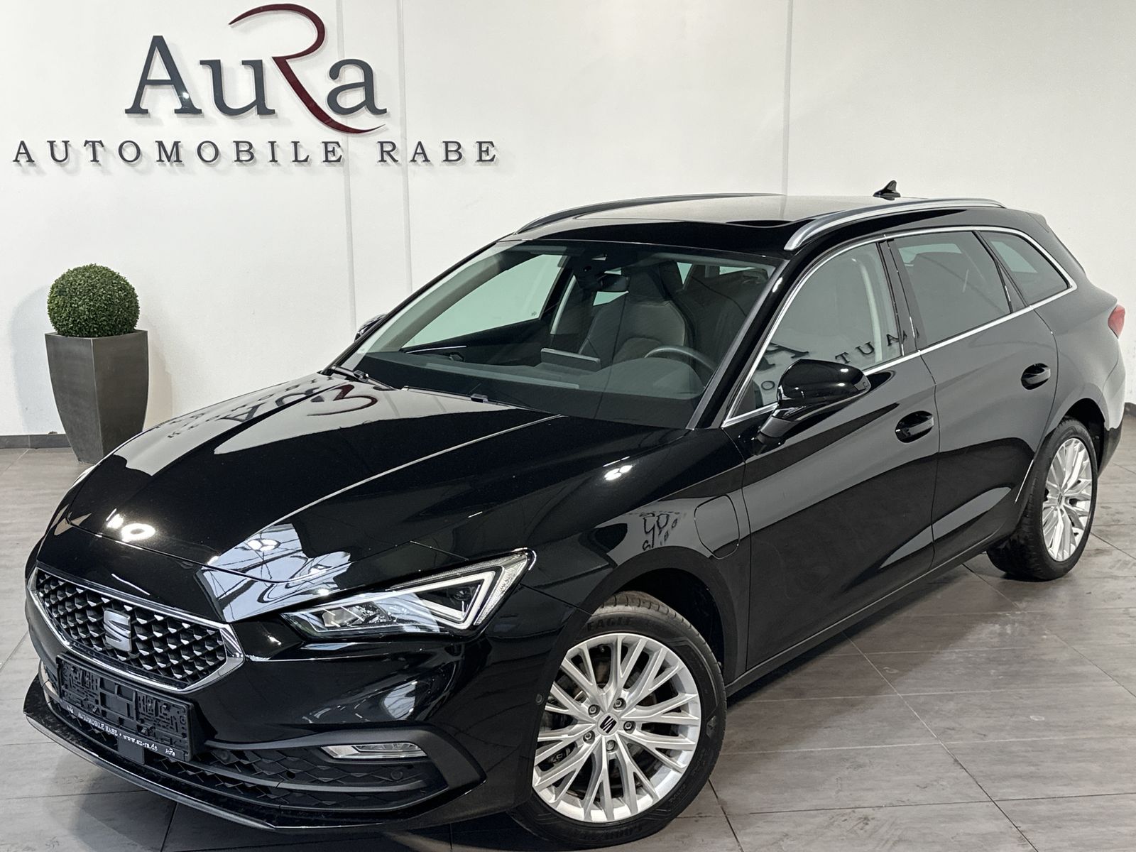 Fahrzeugabbildung SEAT Leon Xcellence e-Hybrid NAV+LED+PANORAMA+CARPLAY