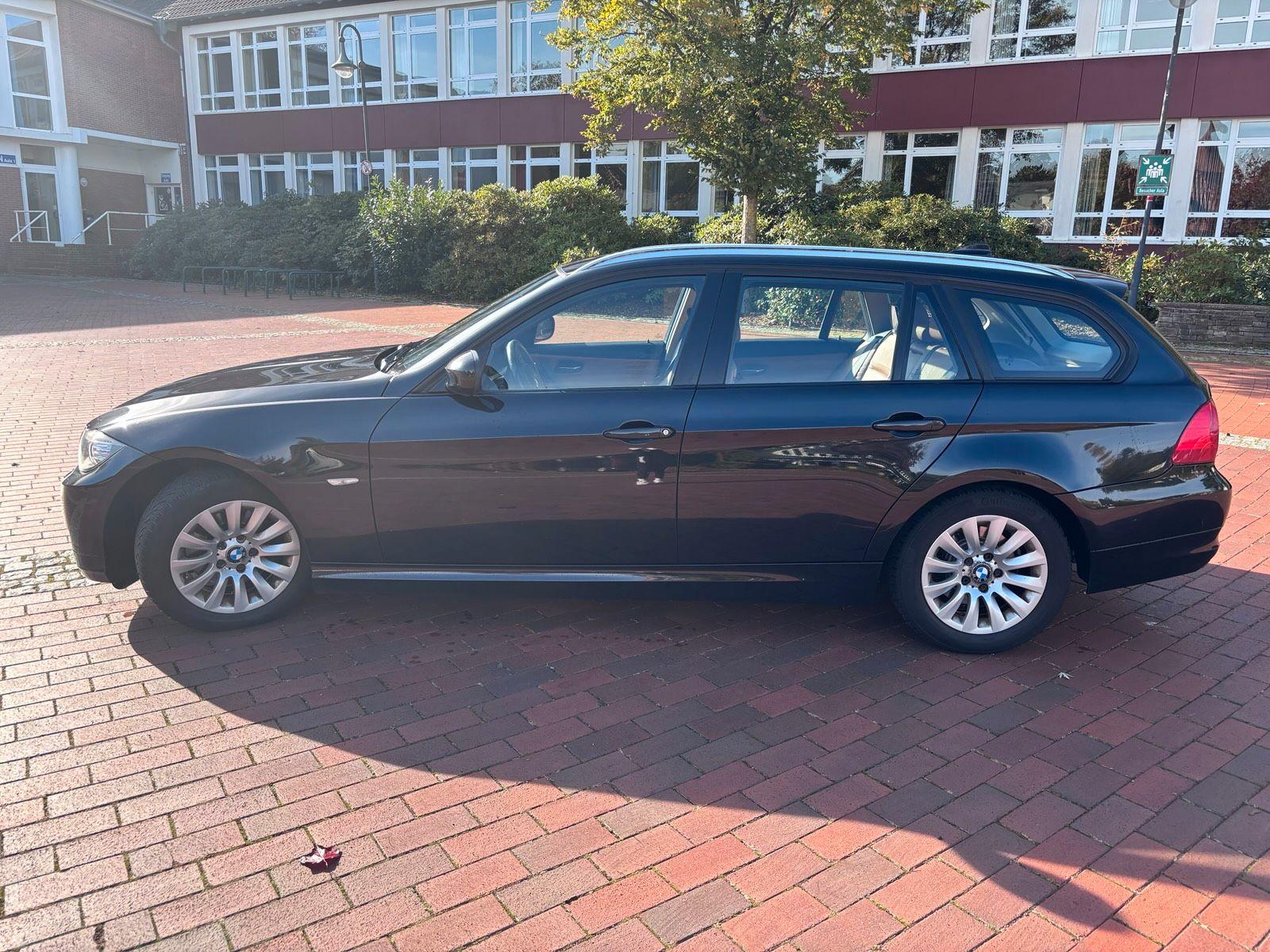 BMW 320 2012 — interior