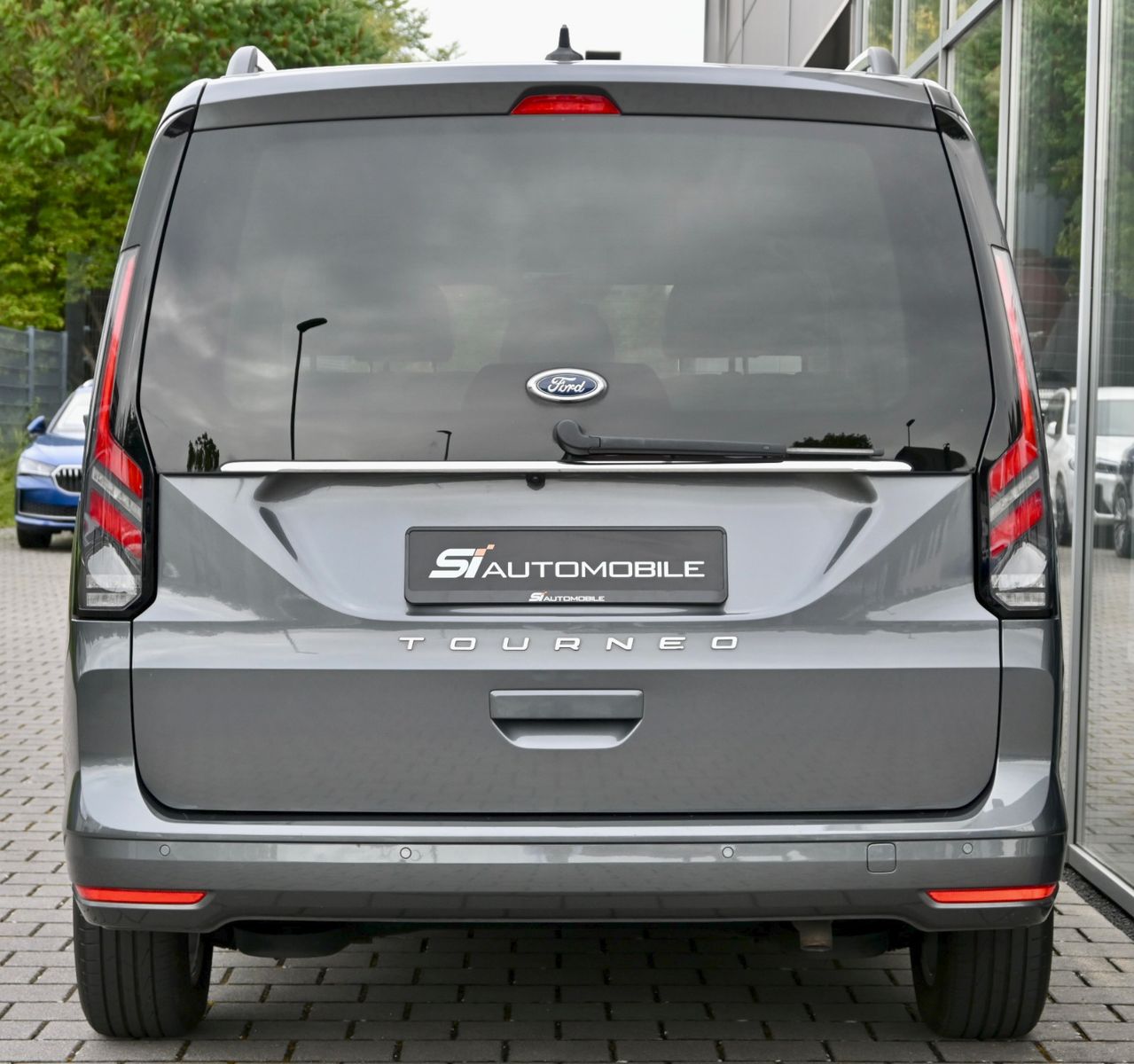Fahrzeugabbildung Ford Grand Tourneo 2.0 d Titanium Aut °PANO°KAM°8FACH