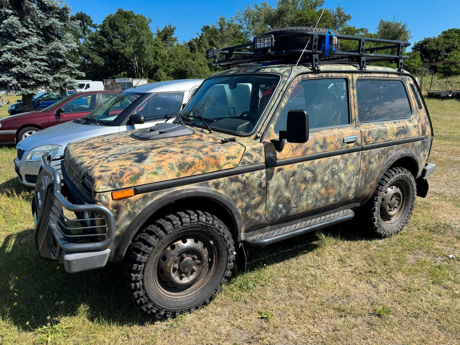 Lada Niva 4x4 mit Dachgepäckträger und Leiter