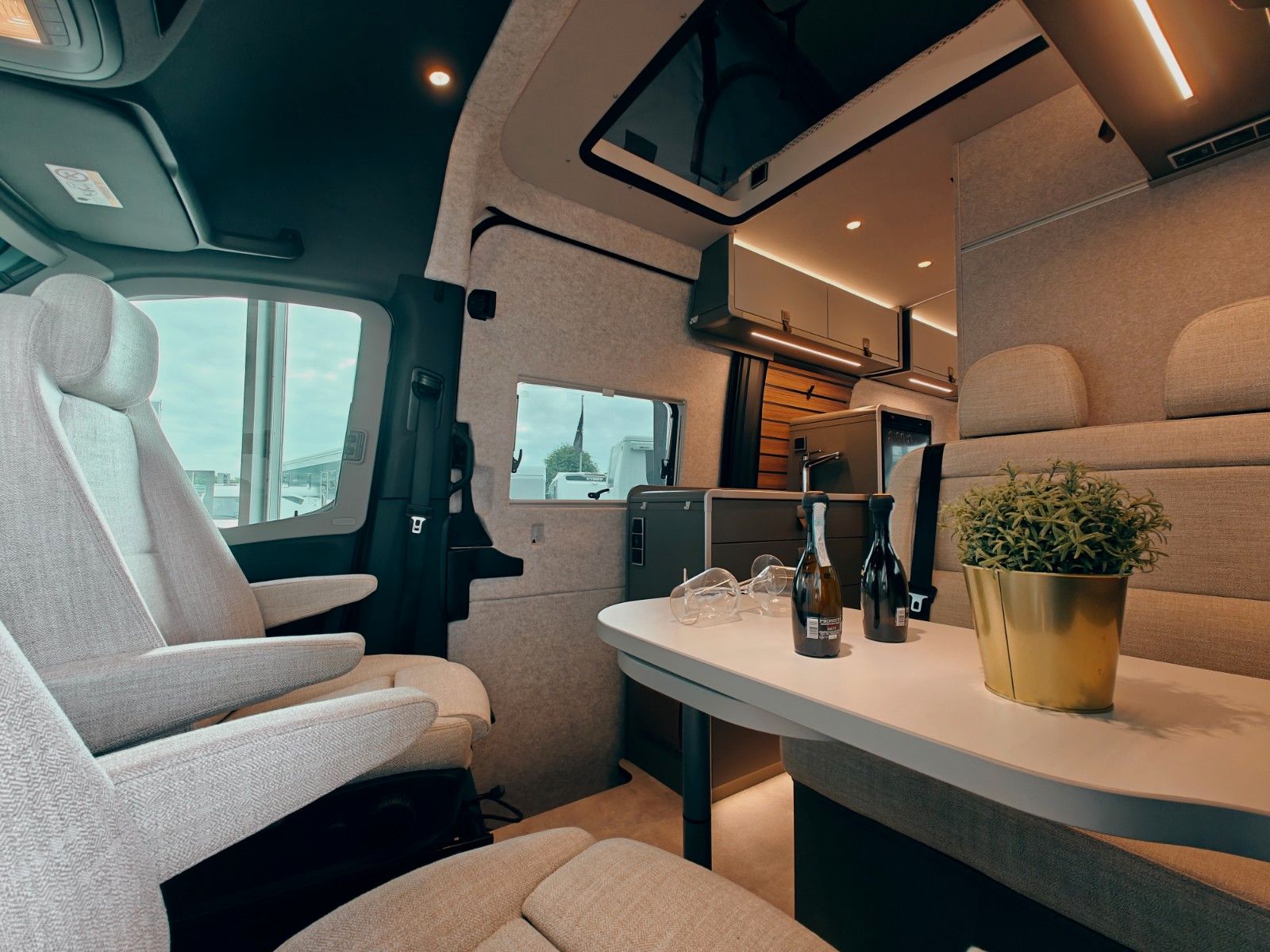 Fahrzeugabbildung HYMER / ERIBA / HYMERCAR GRAND CANYON S 4x4 MB 600 2025 - SCHLAFDACH