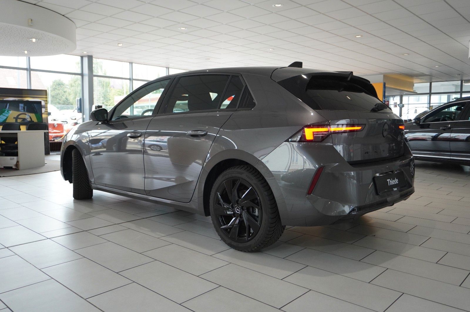 Fahrzeugabbildung Opel Astra L Lim. 1.2T GS LINE NAVI/LED/360°/HUD/DAB+