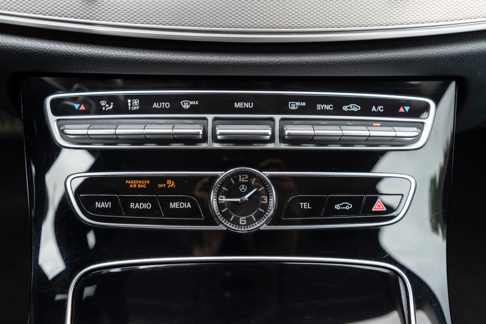 Fahrzeugabbildung Mercedes-Benz E 400 AMG 4MATIC LED KAM NAV ALC 8FACH AHK ACC