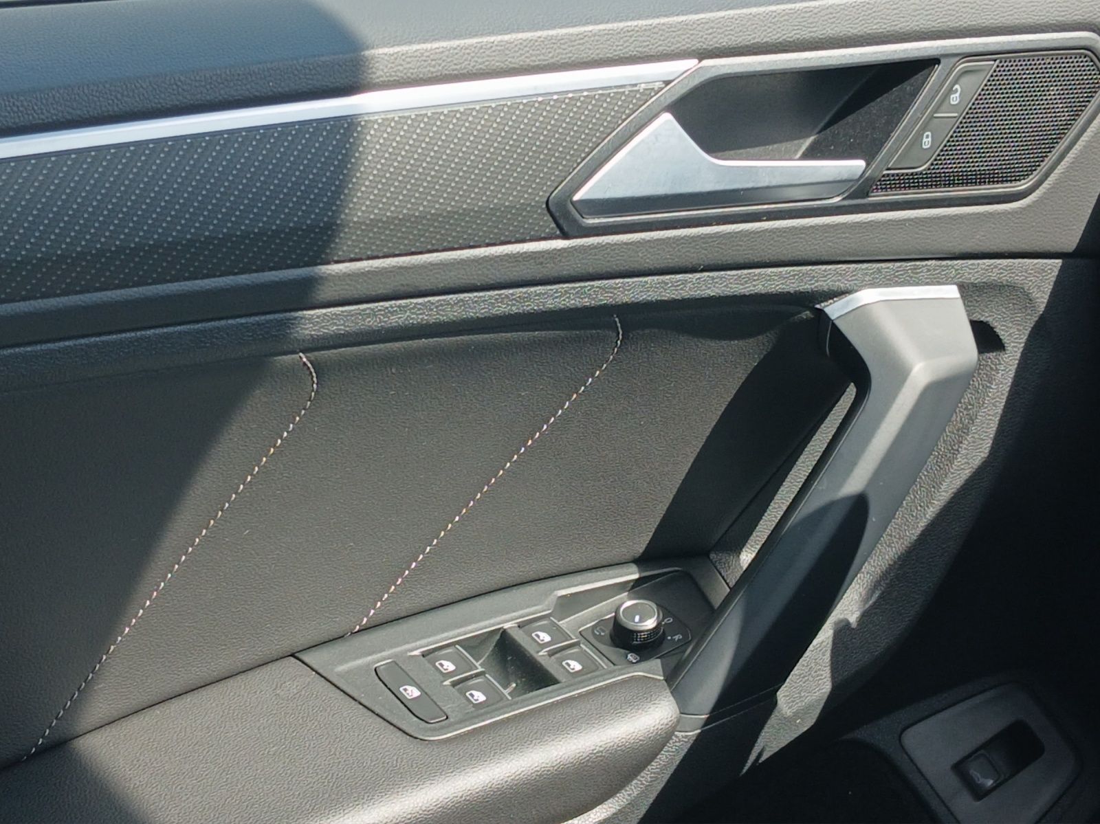 Fahrzeugabbildung Volkswagen Tiguan TDI R-Line DSG 4M Matrix AHK Navi AID ACC